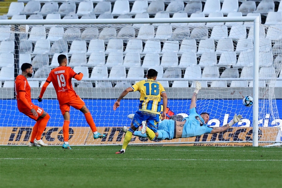 Η στιγμή που κάνει ο Σατσιάς το 2-1