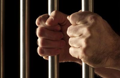 Στηρίζουν την οικογένεια του 17χρονου που ξεψύχησε σε αυλή σχολείου