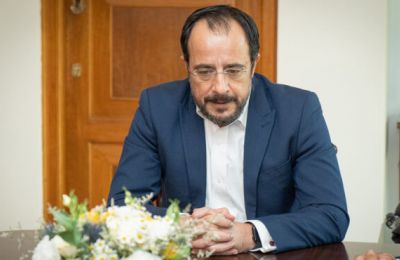 «Περνούν ζωή χαρισάμενη στον λόφο του Προεδρικού και δεν έχουν ιδέα τι αντιμετωπίζουν οι εργαζόμενοι της Κύπρου», σημείωσε ο Γιώργος Κουκουμάς του ΑΚΕΛ