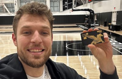 Η ECOMMBX Συνεργάζεται με το Φαινόμενο του NBA, Sasha Vezenkov, σε Μια Πρωτοποριακή Συνεργασία
