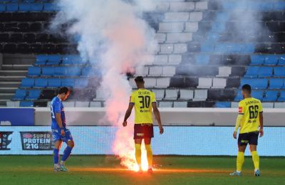 Κι όμως… φωτοβολίδες σε άδειο γήπεδο (vid)