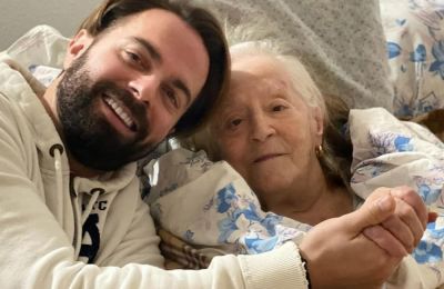 Ηλίας Βρεττός: Έφυγε από τη ζωή η γιαγιά του