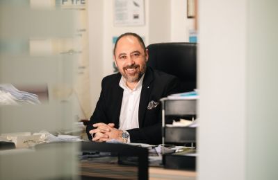 «Περνούν ζωή χαρισάμενη στον λόφο του Προεδρικού και δεν έχουν ιδέα τι αντιμετωπίζουν οι εργαζόμενοι της Κύπρου», σημείωσε ο Γιώργος Κουκουμάς του ΑΚΕΛ