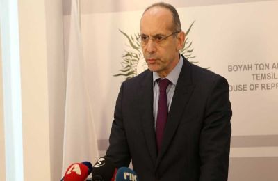 «Περνούν ζωή χαρισάμενη στον λόφο του Προεδρικού και δεν έχουν ιδέα τι αντιμετωπίζουν οι εργαζόμενοι της Κύπρου», σημείωσε ο Γιώργος Κουκουμάς του ΑΚΕΛ