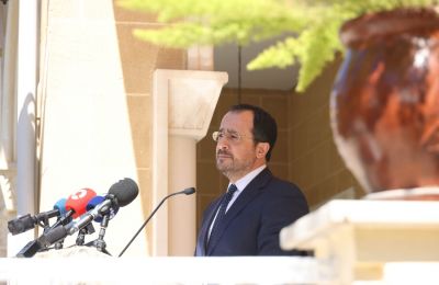 «Περνούν ζωή χαρισάμενη στον λόφο του Προεδρικού και δεν έχουν ιδέα τι αντιμετωπίζουν οι εργαζόμενοι της Κύπρου», σημείωσε ο Γιώργος Κουκουμάς του ΑΚΕΛ
