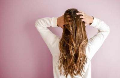 Μαλλιά: Μήπως τα χάνετε; Το απλό τεστ στο σπίτι που δίνει την απάντηση