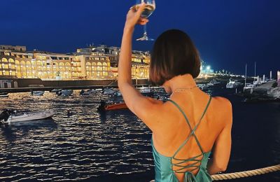 Πήγε σε παραλία του νησιού μας, άφησε λίγα στην φαντασία & έκλεψε τις εντυπώσεις