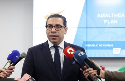 «Περνούν ζωή χαρισάμενη στον λόφο του Προεδρικού και δεν έχουν ιδέα τι αντιμετωπίζουν οι εργαζόμενοι της Κύπρου», σημείωσε ο Γιώργος Κουκουμάς του ΑΚΕΛ