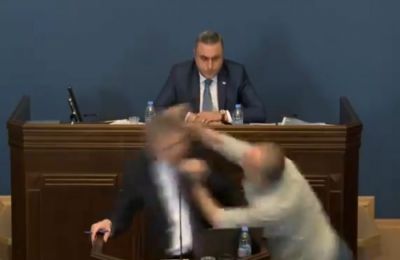 Η Ουάσιγκτον και το Πεκίνο ανταλλάσσουν χτυπήματα με δασμούς