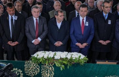Συντετριμμένος στην κηδεία του πατέρα του ο Εργκίν Αταμάν