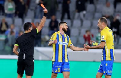 Ελ Αραμπί: Κάποιοι με ραβδιά, άλλοι με... πιστόλια