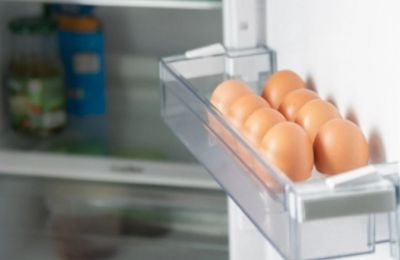 Οι επιβάτες υποχρεούνται να απενεργοποιούν ή να θέτουν σε λειτουργία πτήσης τα κινητά τους τηλέφωνα μόλις το αεροσκάφος απογειωθεί