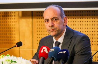 «Περνούν ζωή χαρισάμενη στον λόφο του Προεδρικού και δεν έχουν ιδέα τι αντιμετωπίζουν οι εργαζόμενοι της Κύπρου», σημείωσε ο Γιώργος Κουκουμάς του ΑΚΕΛ