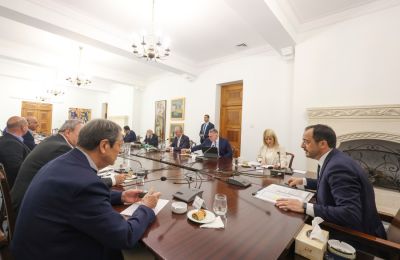 «Περνούν ζωή χαρισάμενη στον λόφο του Προεδρικού και δεν έχουν ιδέα τι αντιμετωπίζουν οι εργαζόμενοι της Κύπρου», σημείωσε ο Γιώργος Κουκουμάς του ΑΚΕΛ