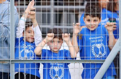 Πιτσιρικάδες στην κερκίδα του γηπέδου της Αραδίππου παρακολουθούν το ματς το περασμένο Σάββατο. Το γήπεδο κινδυνεύει με …κατεδάφιση