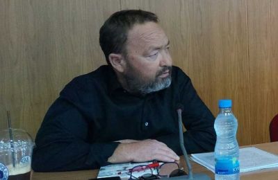 «Περνούν ζωή χαρισάμενη στον λόφο του Προεδρικού και δεν έχουν ιδέα τι αντιμετωπίζουν οι εργαζόμενοι της Κύπρου», σημείωσε ο Γιώργος Κουκουμάς του ΑΚΕΛ