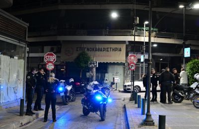 Οι δράστες άνοιξαν πυρ και πυροβόλησαν 3 φορές μέσα στο αυτοκίνητο όπου βρισκόταν ο άνδρας μαζί με τη σύζυγό του