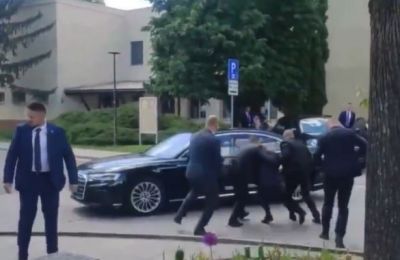 Βίντεο: Η στιγμή που ο Σλοβάκος πρωθυπουργός φυγαδεύεται μετά τους πυροβολισμούς 