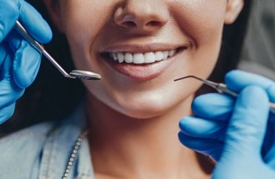 Οδοντίατρος αποκαλύπτει δύο κοινά λάθη που κάνουν τα δόντια να κιτρινίζουν 