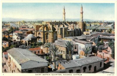 Καρτ ποστάλ που απεικονίζει την εντός των τειχών Λευκωσία με τον ναό της Αγίας Σοφίας [τζαμί από το 1570] στο κέντρο της πόλης, δεκαετία 1950. Φωτογράφος: Τάκης Μούρεττος (έδρασε κυρίως 1950-1970)