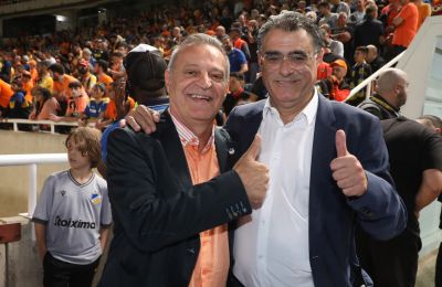 Ελ Αραμπί: Κάποιοι με ραβδιά, άλλοι με... πιστόλια