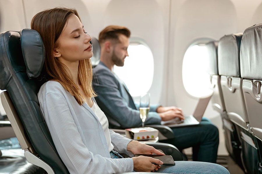 Πώς να σας πάρει ο ύπνος στο αεροπλάνο στο πι και φι με ένα εύκολο κόλπο 