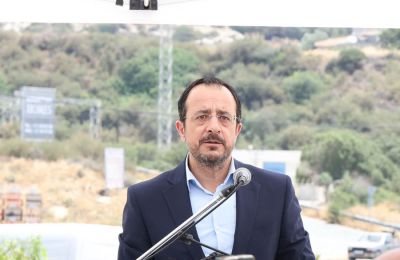 «Περνούν ζωή χαρισάμενη στον λόφο του Προεδρικού και δεν έχουν ιδέα τι αντιμετωπίζουν οι εργαζόμενοι της Κύπρου», σημείωσε ο Γιώργος Κουκουμάς του ΑΚΕΛ