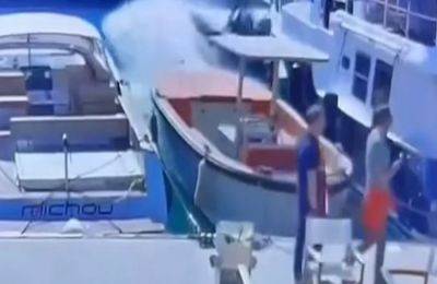 Σοκαριστικό ατύχημα: Ταχύπλοο έπεσε πάνω σε σκάφη και κατέληξε στην αποβάθρα 