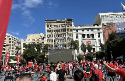 Μαζεύονται στην πλατεία Κοραή οι Ολυμπιακοί (vids)