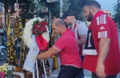 Η Θύρα 7 άφησε στεφάνι... για τον Μιχάλη Κατσούρη