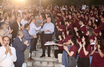 Τα απελπιστικά ποσοστά των δημοσκοπήσεων προκαλούν αναταραχή στη γαλάζια πολυκατοικία...