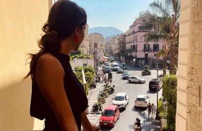 Κύπρια ηθοποιός «αναστατώνει» τη Σύρο με μικροσκοπικό μπικίνι