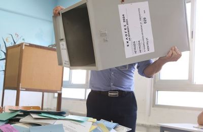 Το καταστατικό της ΕΔΕΚ, σε περίπτωση παραίτησης του Προέδρου του κόμματος, προβλέπει προκήρυξη από την Κεντρική Επιτροπή, εντός 40 ημερών, εκλογών για την ανάδειξη νέου Προέδρου