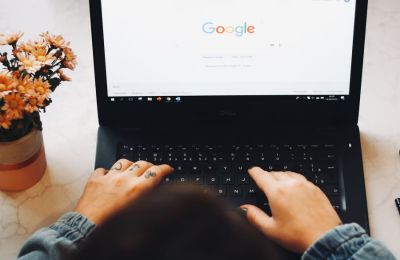 «Πού μπορώ να δειπνήσω με τους φίλους μου απόψε;»