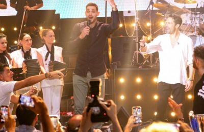 Χόρεψε και τραγούδησε το «Αθήνα μου» (vid)
