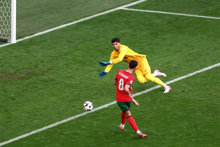 Η στιγμή που σκοράρει σε κενή εστία για το 3-0 ο Μπρούνο Φερνάντες