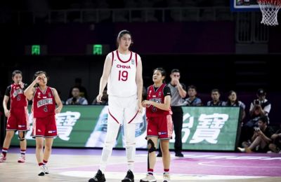 Θαύμα της φύσης-Κινέζα ύψους 2,20μ. κάνει… πλάκα