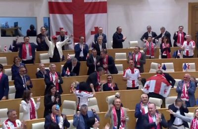 Εθνική Γεωργίας: Βουλευτές πανηγύρισαν την επική πρόκριση φορώντας φανέλες και κασκόλ