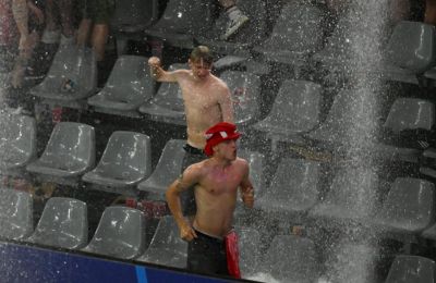 Απτόητοι Δανοί χορεύουν και τραγουδούν κάτω από τους... καταρράκτες