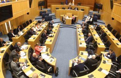 «Περνούν ζωή χαρισάμενη στον λόφο του Προεδρικού και δεν έχουν ιδέα τι αντιμετωπίζουν οι εργαζόμενοι της Κύπρου», σημείωσε ο Γιώργος Κουκουμάς του ΑΚΕΛ