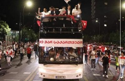 Σαν να το σήκωσαν: Υποδοχή ηρώων για τους Γεωργιανούς στην Τιφλίδα! (vids)