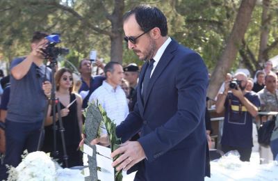 «Περνούν ζωή χαρισάμενη στον λόφο του Προεδρικού και δεν έχουν ιδέα τι αντιμετωπίζουν οι εργαζόμενοι της Κύπρου», σημείωσε ο Γιώργος Κουκουμάς του ΑΚΕΛ