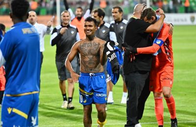Ελ Αραμπί: Κάποιοι με ραβδιά, άλλοι με... πιστόλια
