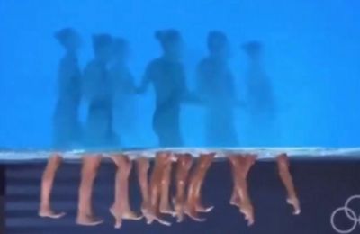 Επικό βίντεο απεικονίζει το moonwalk των Αμερικανίδων στη συγχρονισμένη κολύμβηση... ανάποδα!