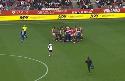 «Πάγωσαν» με Άνχελ Γκόμες στη Λιλ, χτύπησε στο κεφάλι και αποχώρησε με φορείο 25' μετά!