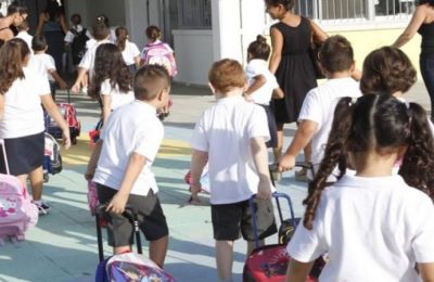 Στηρίζουν την οικογένεια του 17χρονου που ξεψύχησε σε αυλή σχολείου