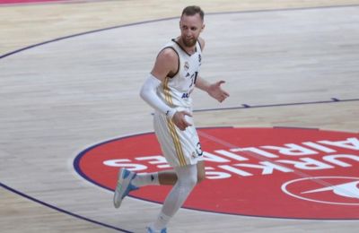 Στα playoffs του NBA οι Χιτ, με «τριαντάρη» Χέρο