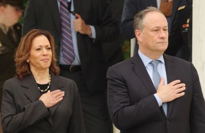 Μόλις το 22% δηλώνει ότι συμφωνεί εντελώς με τον τρόπο διακυβέρνησής του, ενώ διπλάσιοι Αμερικανοί (45%) εκφράζουν αποδοκιμασία