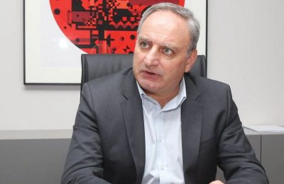 «Περνούν ζωή χαρισάμενη στον λόφο του Προεδρικού και δεν έχουν ιδέα τι αντιμετωπίζουν οι εργαζόμενοι της Κύπρου», σημείωσε ο Γιώργος Κουκουμάς του ΑΚΕΛ