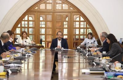 «Περνούν ζωή χαρισάμενη στον λόφο του Προεδρικού και δεν έχουν ιδέα τι αντιμετωπίζουν οι εργαζόμενοι της Κύπρου», σημείωσε ο Γιώργος Κουκουμάς του ΑΚΕΛ